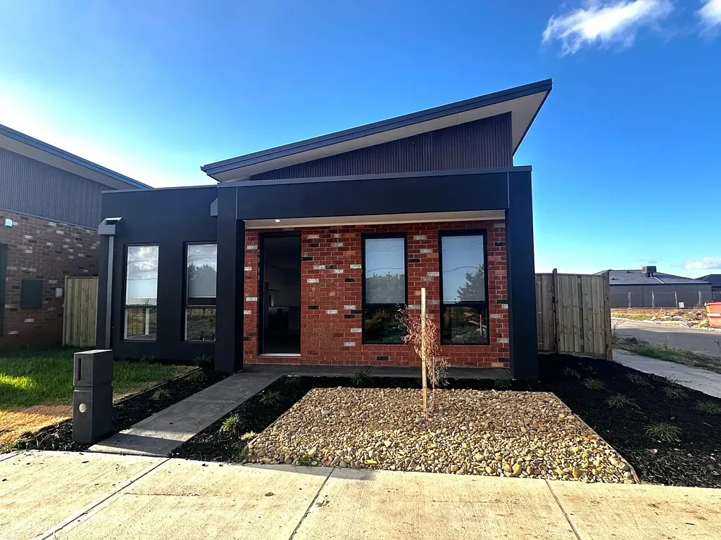 BRAND NEW 3 BEDROOM - 2 BATHROOM HOUSE!