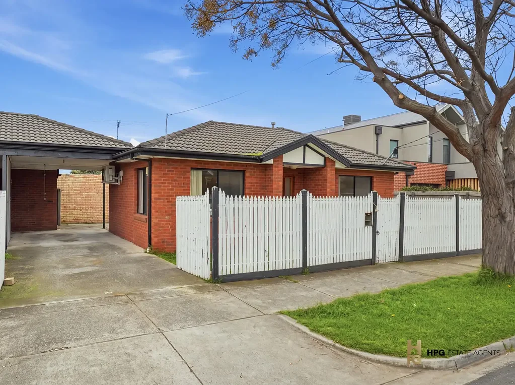 Airport West 3कमरा Spacious Family Living in a Sought-After Airport West Location