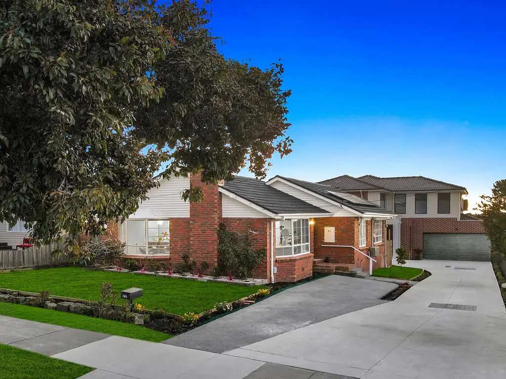 Doveton 3Kwarto Beautifully Refreshed Front Unit – Only Two on the Block.