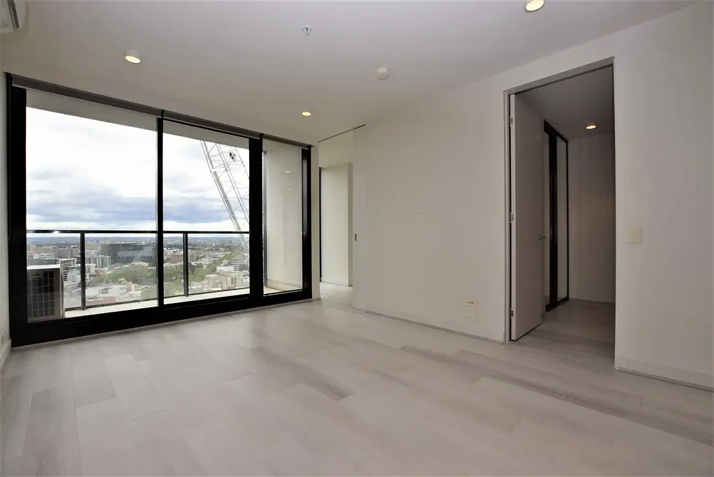 SPACIOUS APARTMENT WITH CITY VIEWS