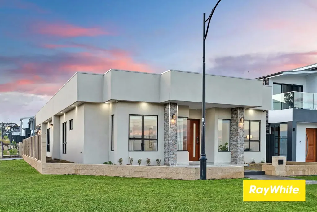 Riverstone 4房  Near New, Custom-Designed, Special Family Masterpiece situated within Prestigious Location | Walk to Upcoming Park!