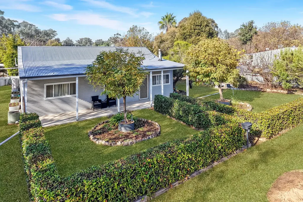 Cowra 3कमरा A Lovely Family Home, Set On Just Under 1acre*