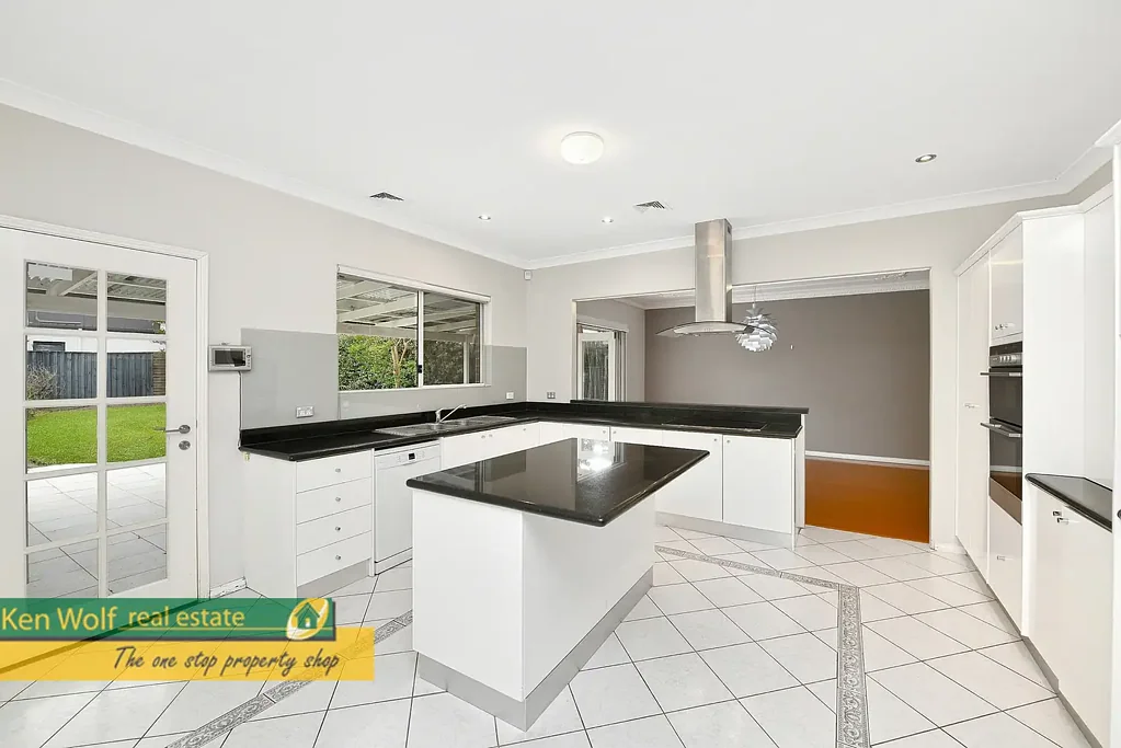5 Bed House, all Bed w/ Built-ins, 4 Bath, Floorboards, AC, DLUG w/ Storage, Pool & Garden maintenance included