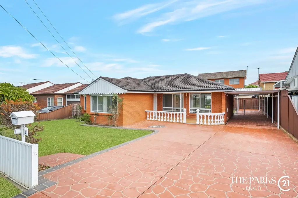 Immaculate 4-Bedroom Brick Home – Comfort, Space & Entertaining