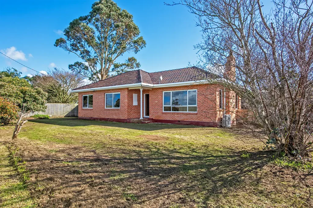 Smithton 3 Bedroom 5 Garage spaces, 3-bedroom home in Smithton with spacious living and a large shed. Priced at $465,000!