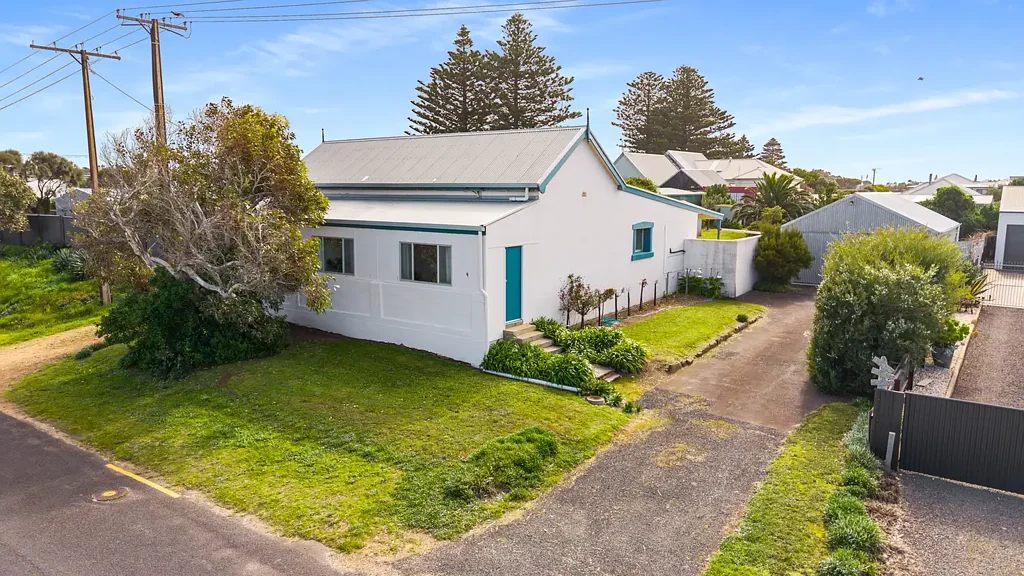 Beachport 4ਬੈੱਡਰੂਮ A Much-Loved Beachport Home with Room to Grow