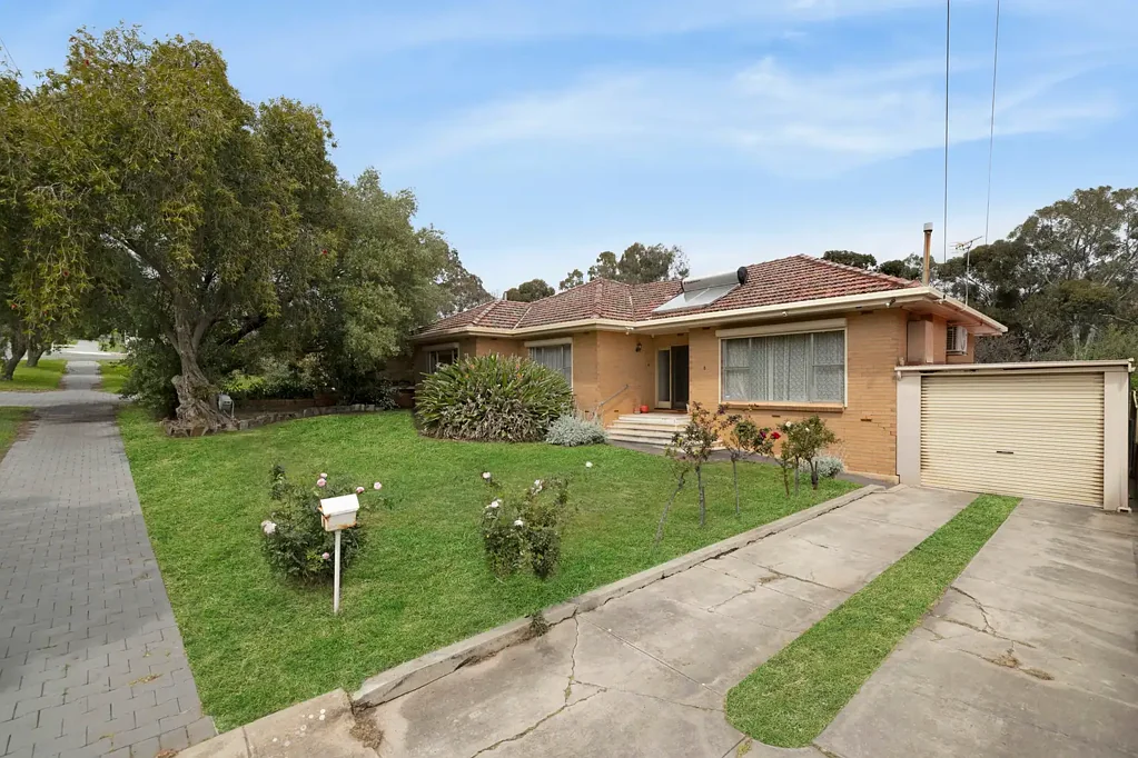 Panorama 4房  Elevated Family Home with Coastal Views – Renovate, Reimagine or Redevelop