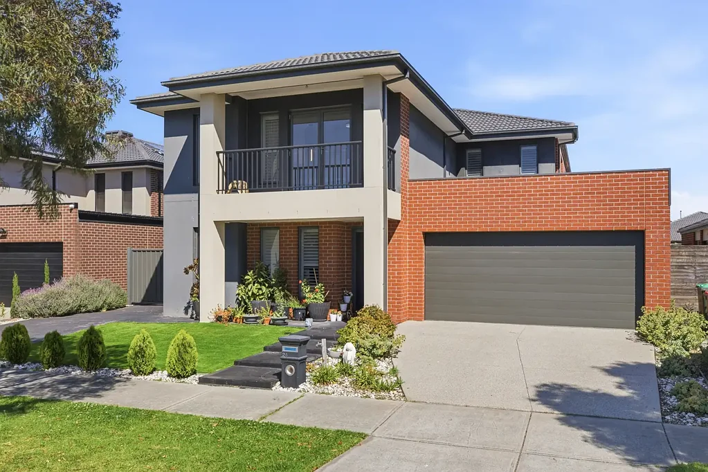 STUNNING 6-BEDROOM FAMILY HOME WITH TWO MASTER SUITES, MULTIPLE LIVING AREAS & SOLAR PANELS!