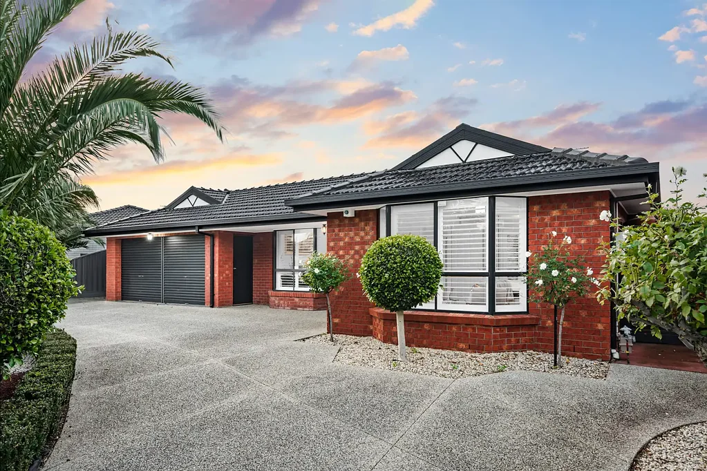 Taylors Lakes 4chambre Family Oasis Gem in A Blue-Chip Court Location!