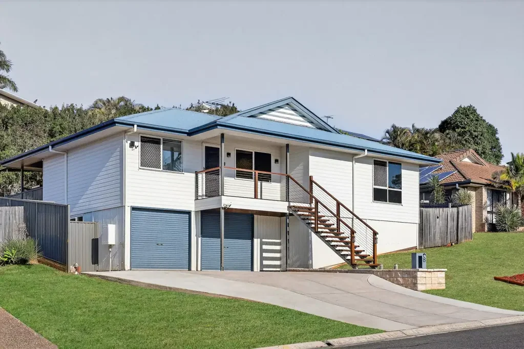 Narangba 4房 670m²高地块 四卧带套间 新地毯混合地板 现代厨房带大甲板 邻近公园低维护 THE OFFER: Elevated, Renovated & Ready to Impress