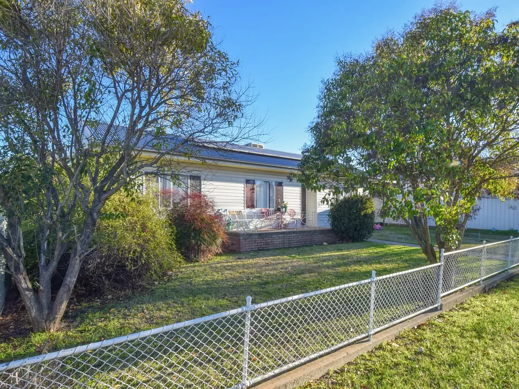 Young 3ਬੈੱਡਰੂਮ Low Maintenance 3 Bedroom Home With A Great Northly Aspect And Within Walking Di