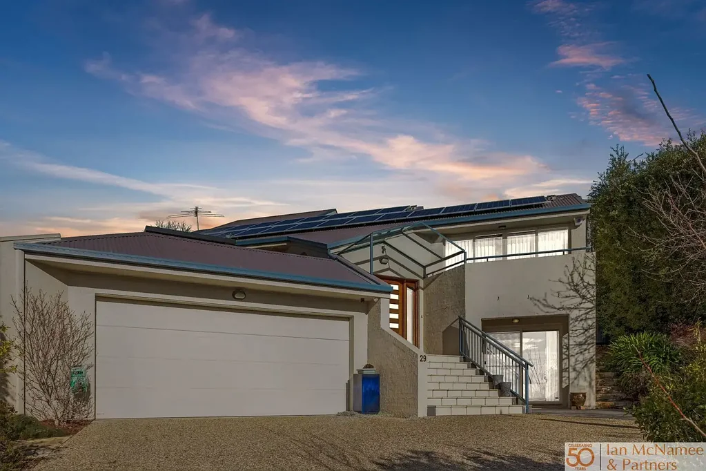 Jerrabomberra 5房  Grand Family Living with Stunning Elevated Views