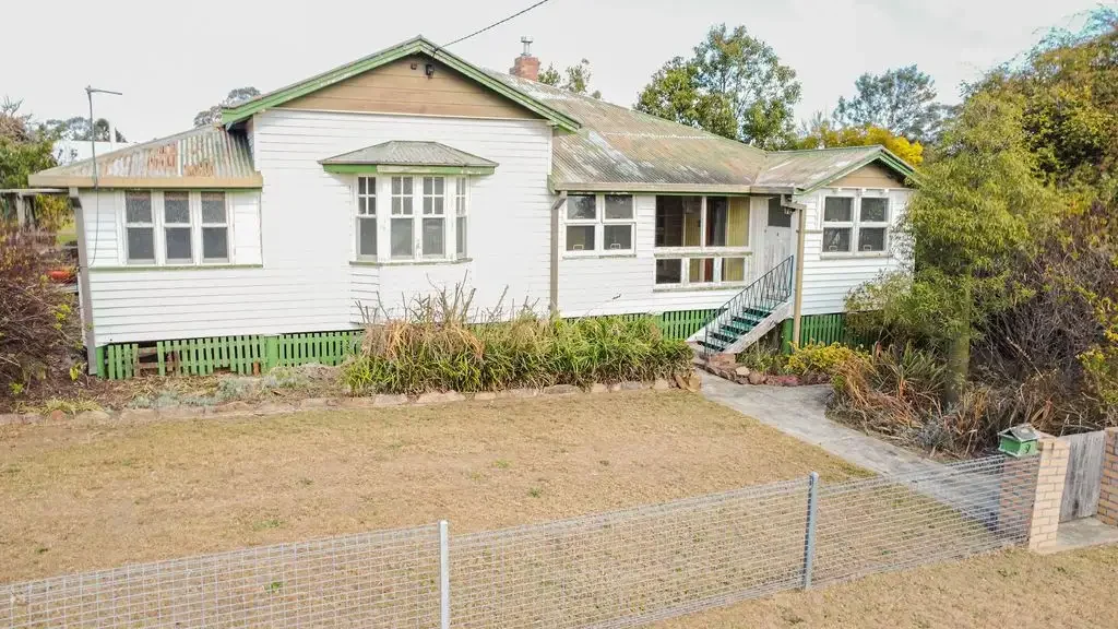 Crows Nest 3房 特色 Queenslander 住宅，坐拥 1/2 英亩大地块 - 修复并收获回报 Character Qld'er on a Huge 1/2 Acre - Restore & Reap the Rewards