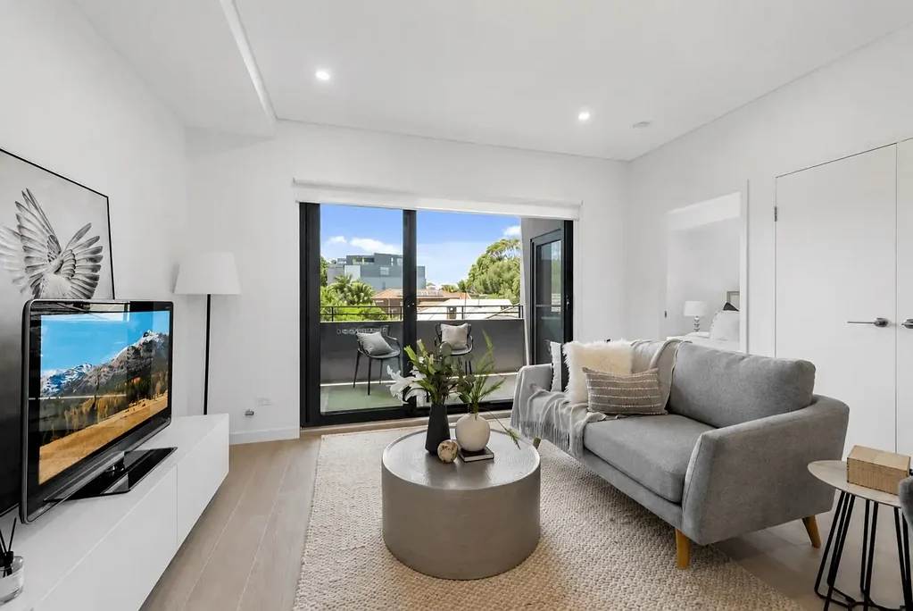 Large One Bedroom Apartment with Study
