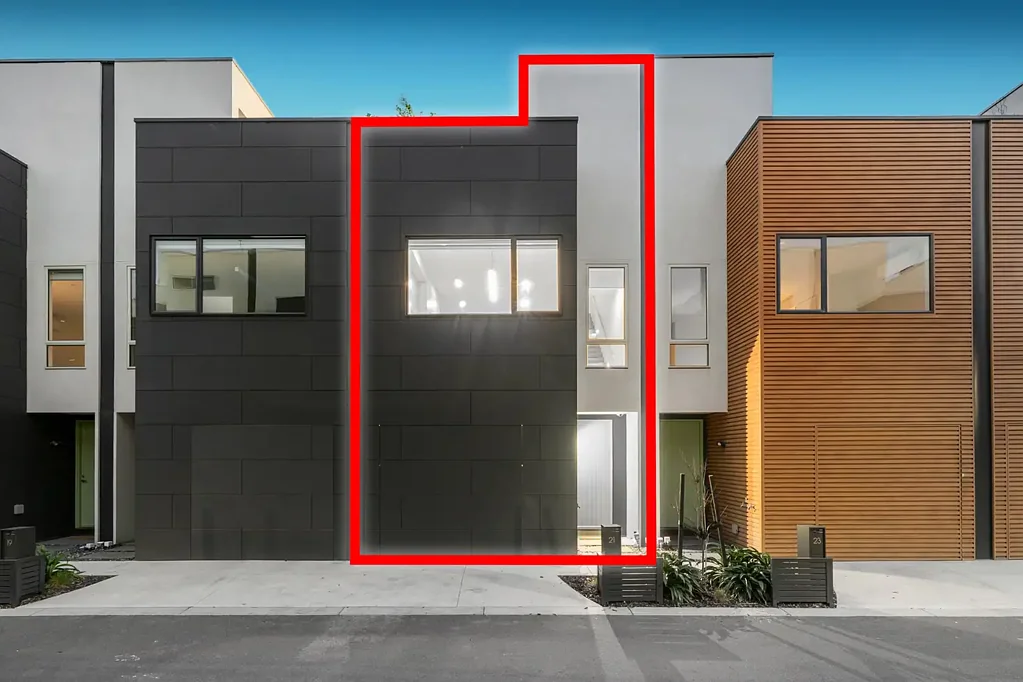 Port Melbourne 3房 三层明星住宅，拥有令人难以置信的市中心魅力 A tri-level superstar with incredible inner-city appeal