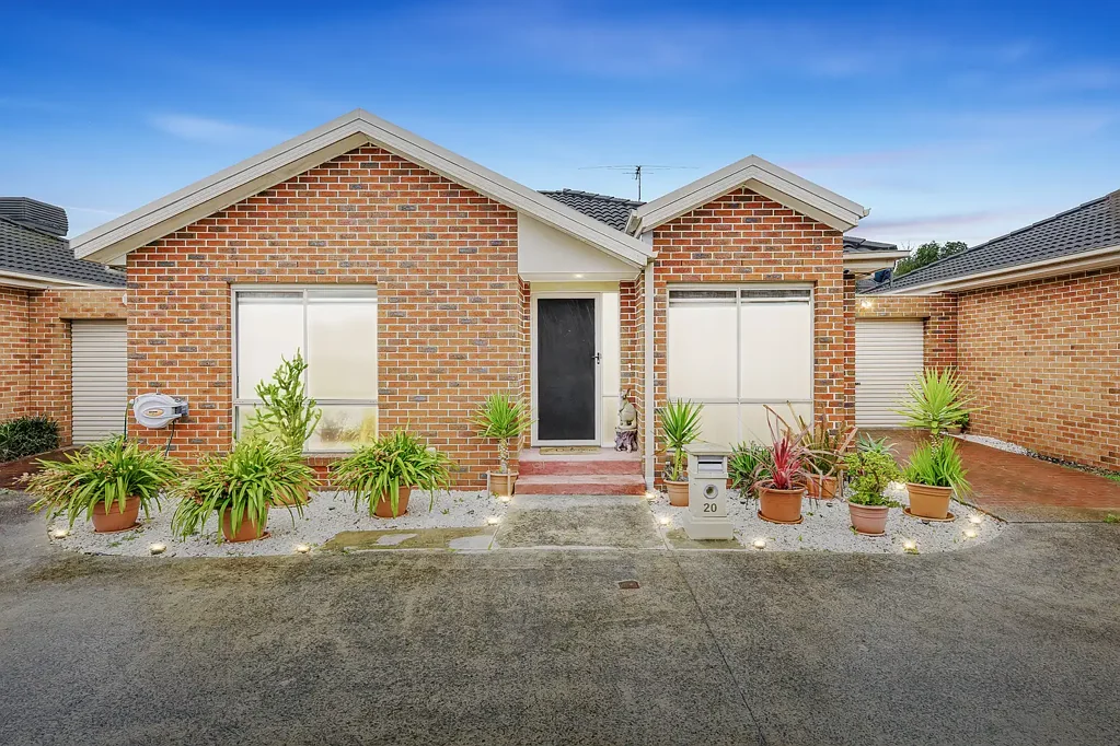 Noble Park 2Moenga PRISTINE, STYLISH & READY TO ENJOY