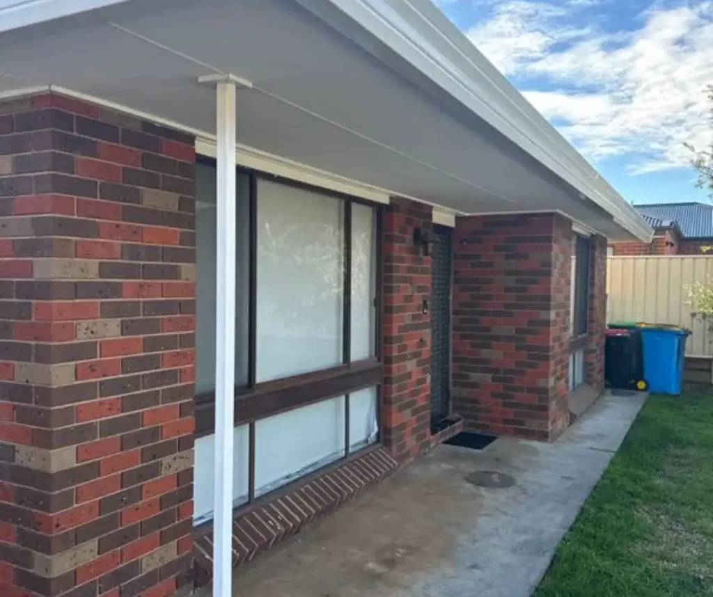 Stand Alone - 2 Bedroom Unit - Fully Refurbished