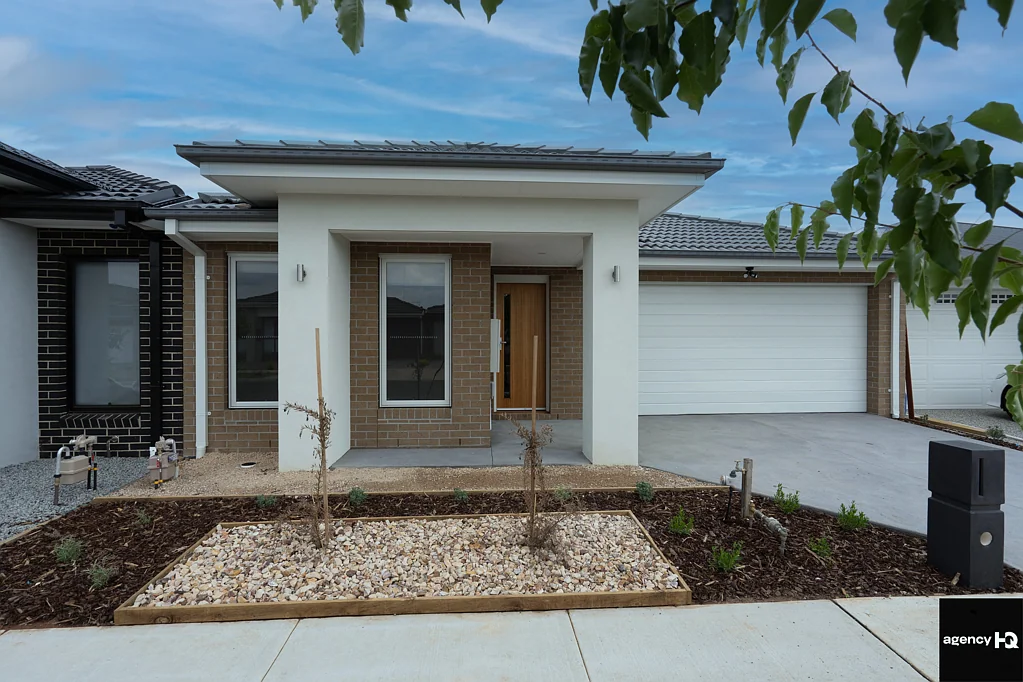 Brand New Modern Family Home in Weir Views