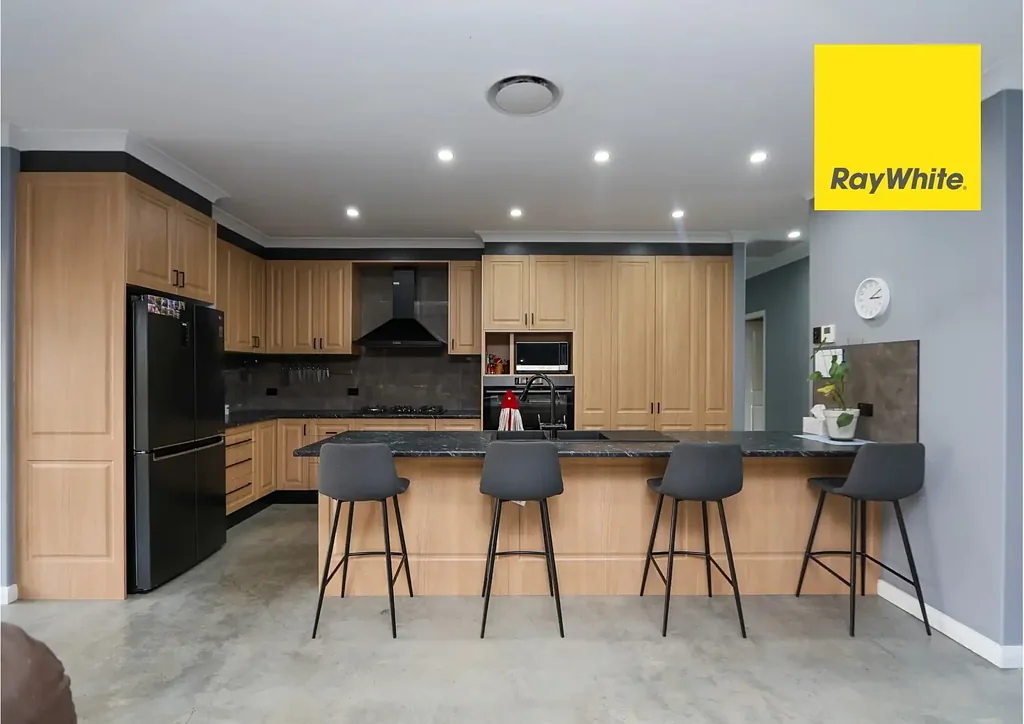 Inverell 6房  Modern Family Living with Space, Style and Shedding
