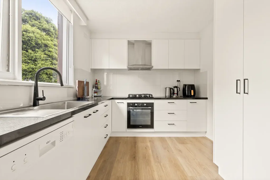 Mount Waverley 3房 Mount Waverley便捷地段 精心翻新厨房 开放式起居区 私人阳台 三卧共享设计卫浴 双车位车库 低维护生活方式 Contemporary Comfort in a Blue-Chip Mount Waverley Pocket