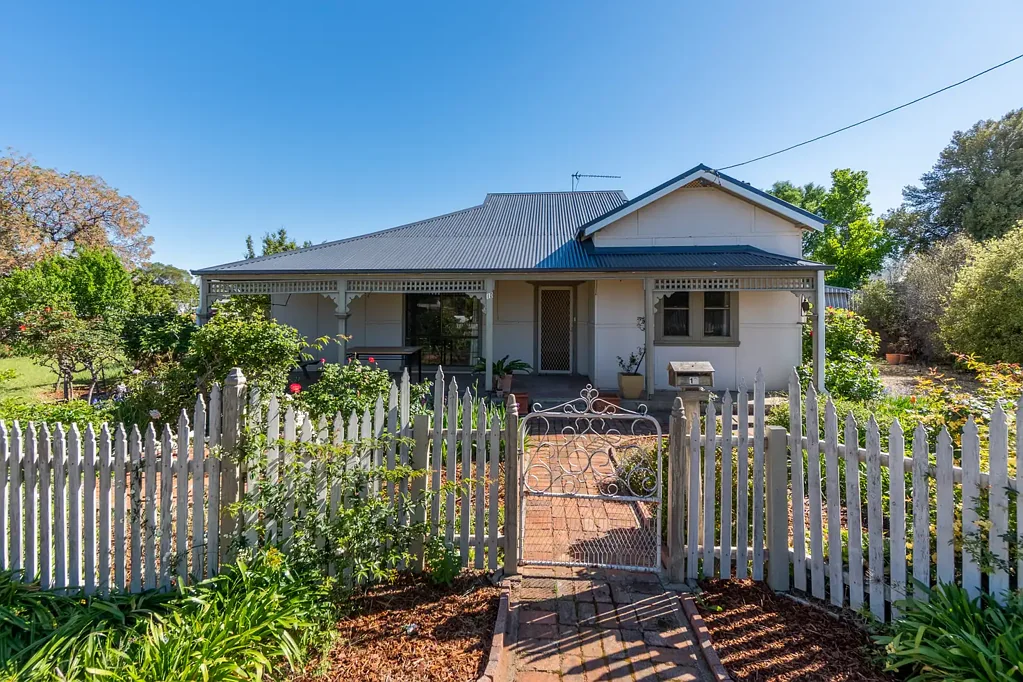 10 Loch Street, Ganmain, NSW 2702
