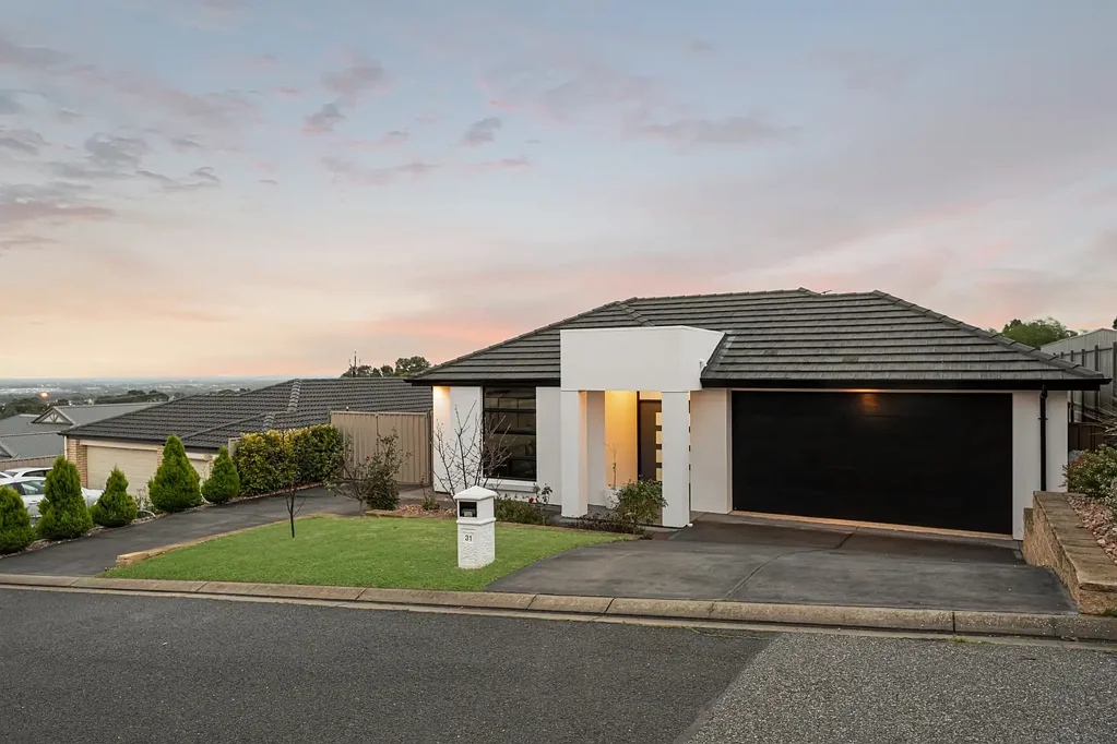 Craigmore 4房  Modern Family Living with a Scenic Foothills Backdrop.