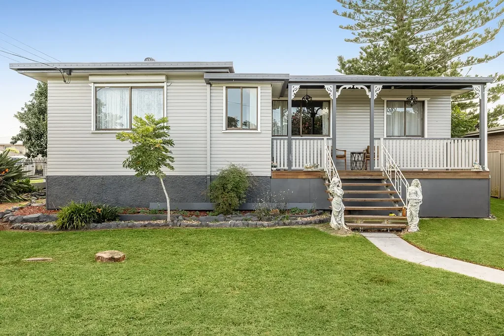 Harristown 6 Bedroom Gorgeously Renovated Home - Self Contained Granny Flat - Great Location