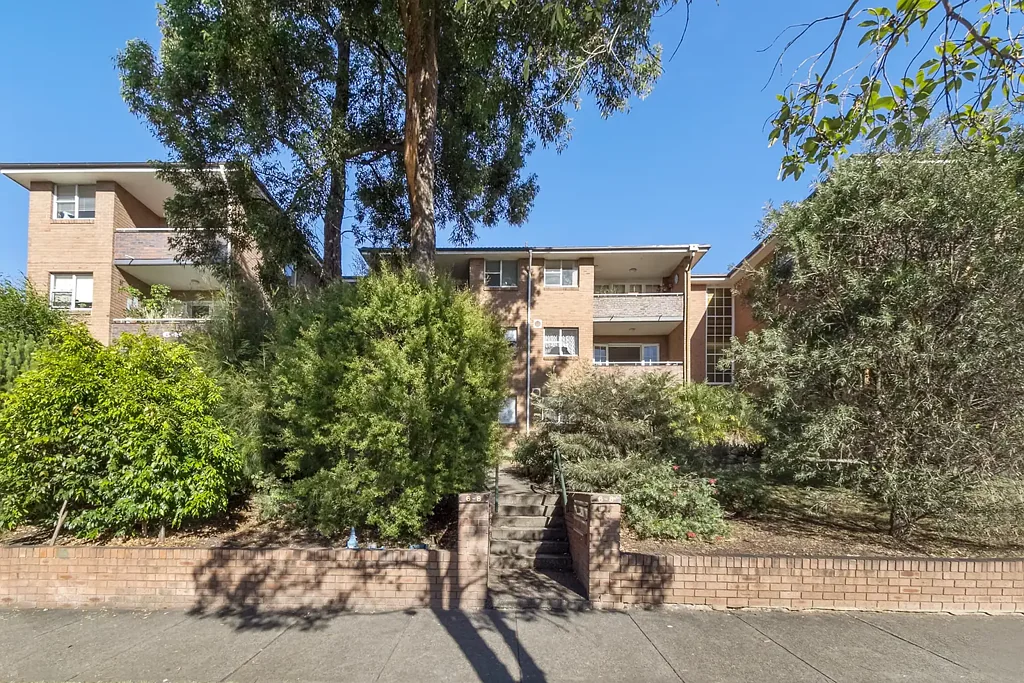 Fantastic Large Two Bedroom Apartment With Lock up Garage