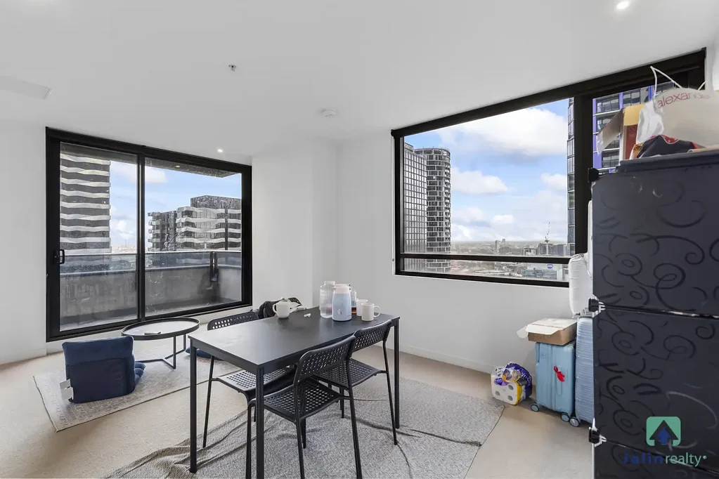 Melbourne 2房 现代CBD生活，宽敞、时尚且便利 Modern CBD Living with Space, Style & City Convenience