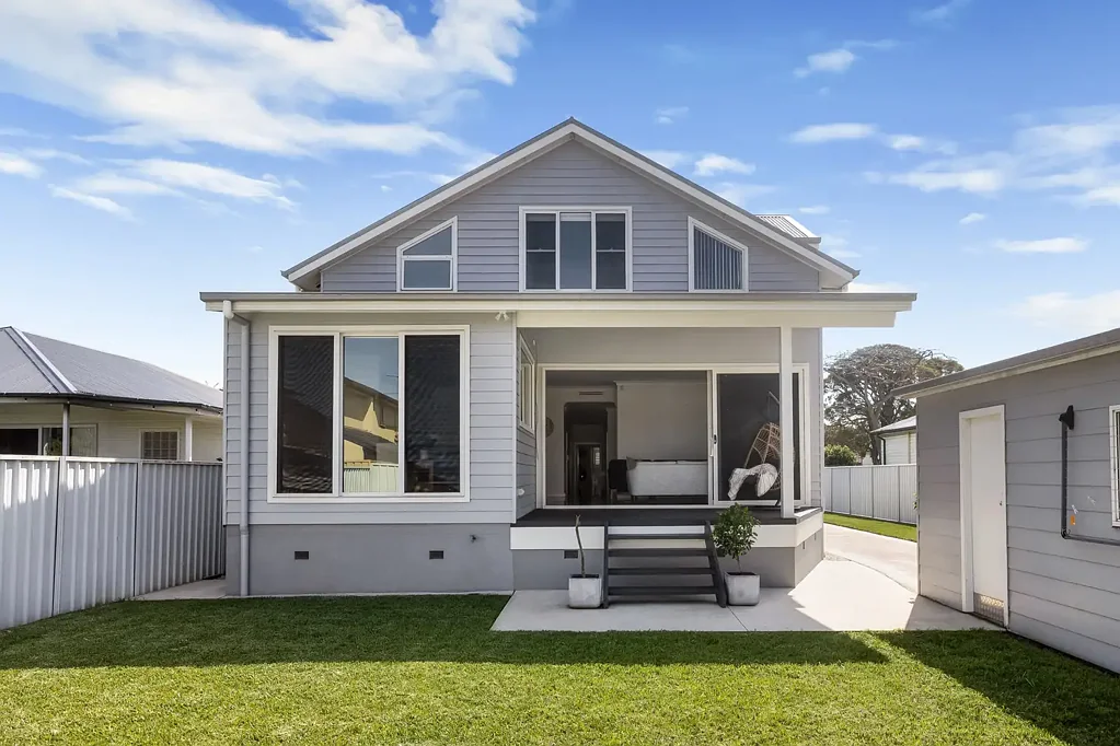 Wollongong 4房 宽敞617sqm地块 现代风格设计 室内外流动空间 开放式起居区 精美厨房 三卧加灵活书房 现代浴室 顶棚露台 平坦后院 超大车库 多车位 配套齐全 Family Haven