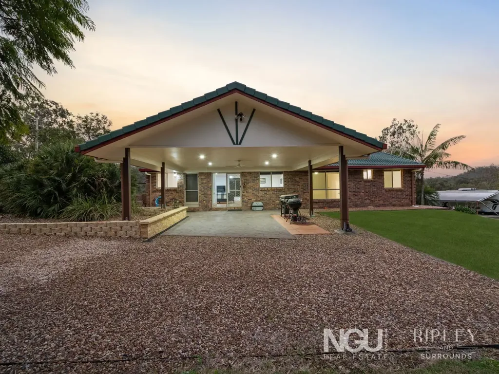 Fernvale 3chambre Modern Acreage Living with Fireplace, Huge Patio and 6x6m Shed