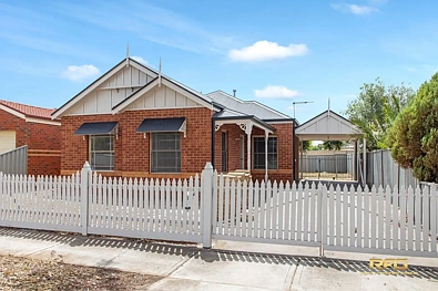 Tarneit 3房 宽敞364平地块 保养良好住宅 3卧1卫2车位 靠近学校商圈 公交公园 家庭投资优选 Comfortable Family Living in a Convenient Location