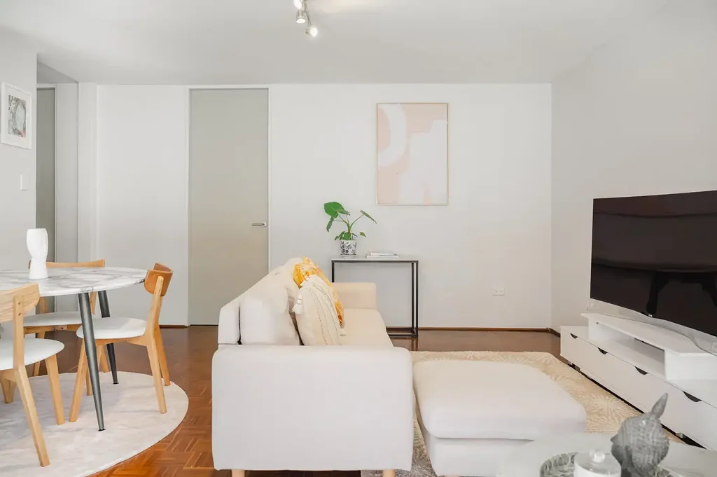 FULLY FURNISHED - Bright & Airy Apartment - Minutes to the beach