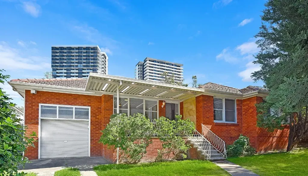 3 bedroom house with walk distance to station