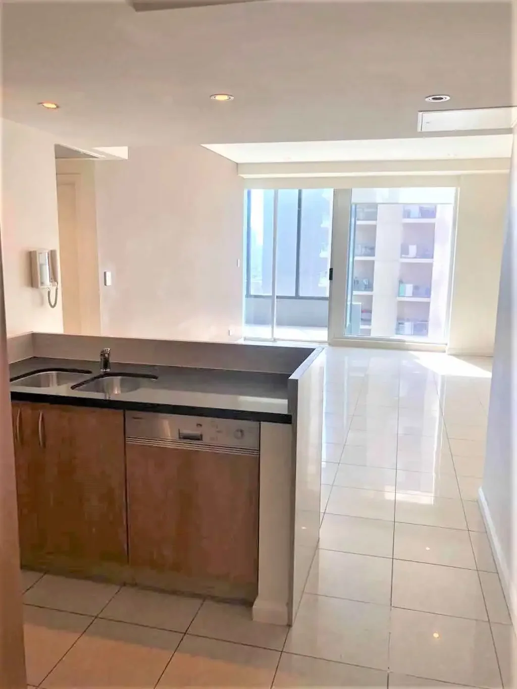 High Level Water and City View ! Luxurious one-bedroom apartment with car space/storage, in the Heart of Sydney CBD! Convince to everywhere!