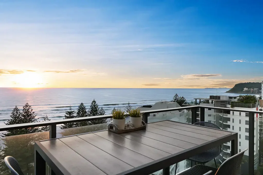 Burleigh Heads 2房  Coastal Luxury with Uninterrupted Ocean & Headland Views