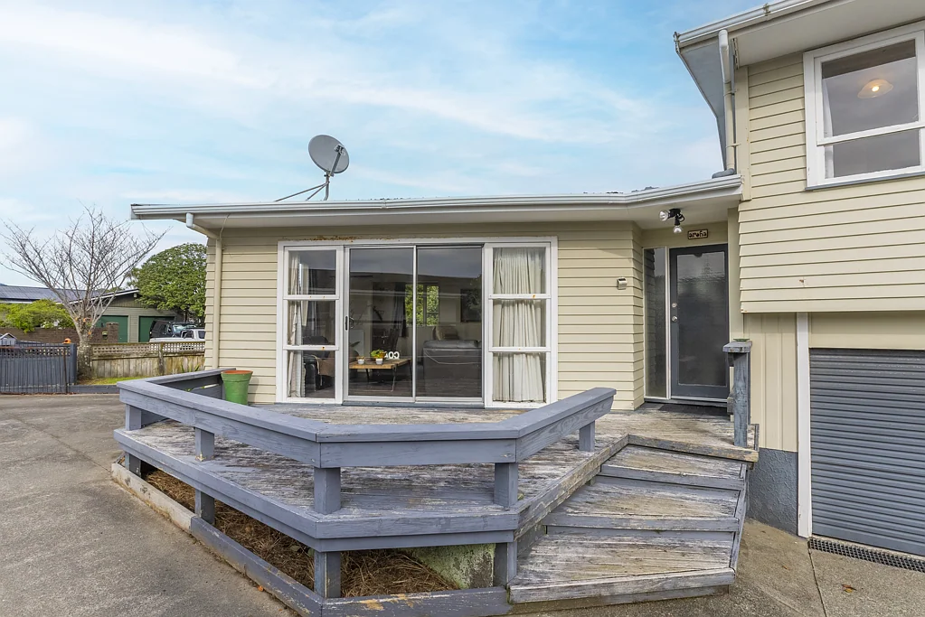 Paraparaumu Beach 4 Bedroom Big Home. Big Potential. Must Sell!