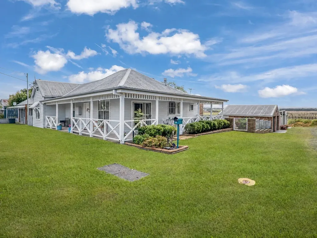 Hinton 3房  Charm & Comfortable Country Style Living!