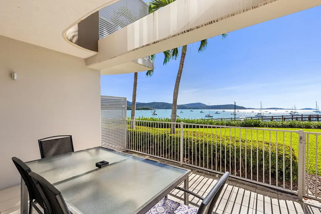 Airlie Beach 1Kwarto Waterfront Bliss – $75K Gross Return mixed with lifestyle