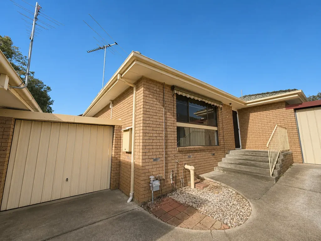 FRESHLY PAINTED & SPACIOUS SINGLE LEVEL VILLA WITH GREAT PRIVATE OUTDOOR AREA