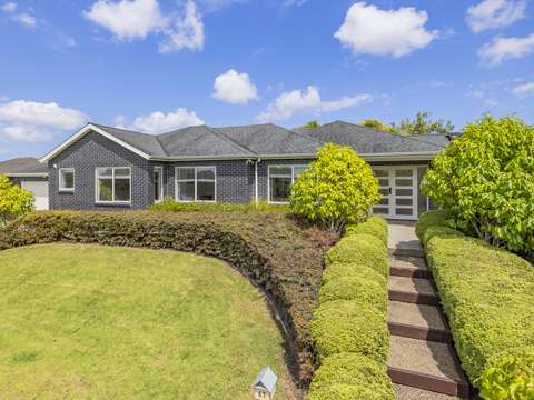 Kumeu 4 Bedroom Kumeu's Crown Jewel – Grand, Green & Glorious