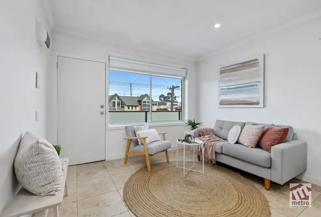 ENVIABLE INNER CITY LIVING!