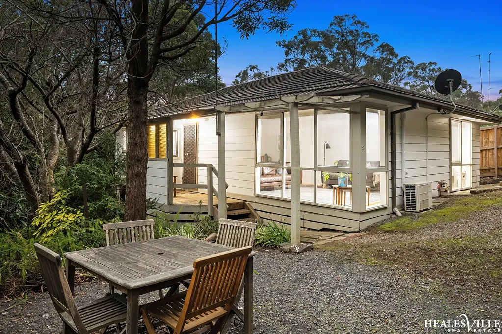 Badger Creek 3房 硬纤维板小屋 怀旧更新 城市边缘宁静 739㎡地块 新厨房电器 漂亮浴室 优美花园 极佳储物空间 Crisp and Clean Country Cottage