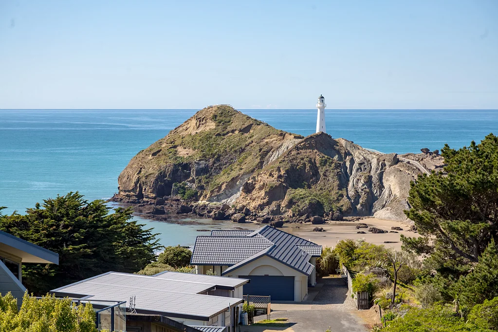 Castlepoint 4 Bedroom Sea views on the rise