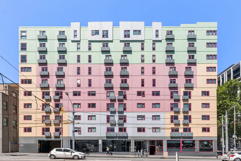 CENTRAL LEAFY CARLTON LOCATION!