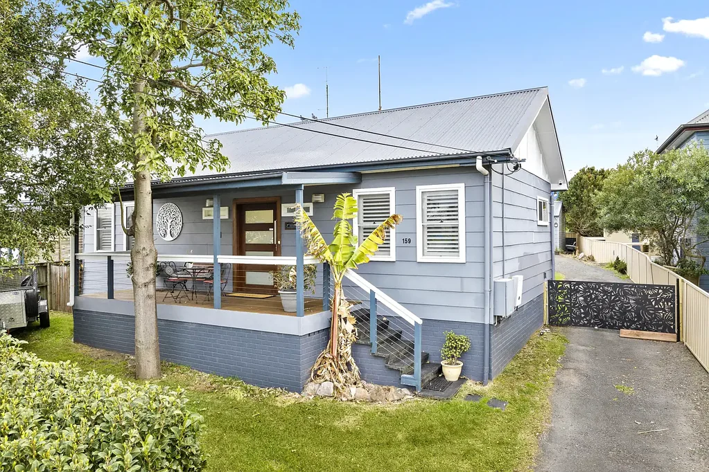 Kiama 4 Bedroom Coastal cottage with separate accommodation and shed