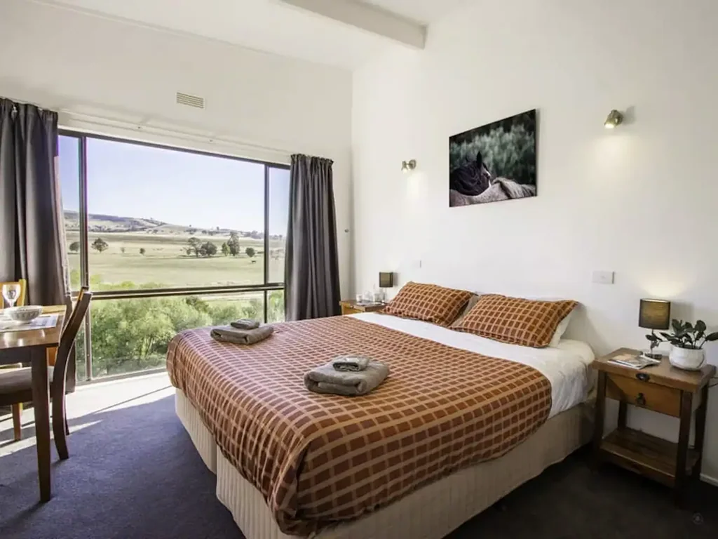 Fully Furnished Apartment - High Country Location