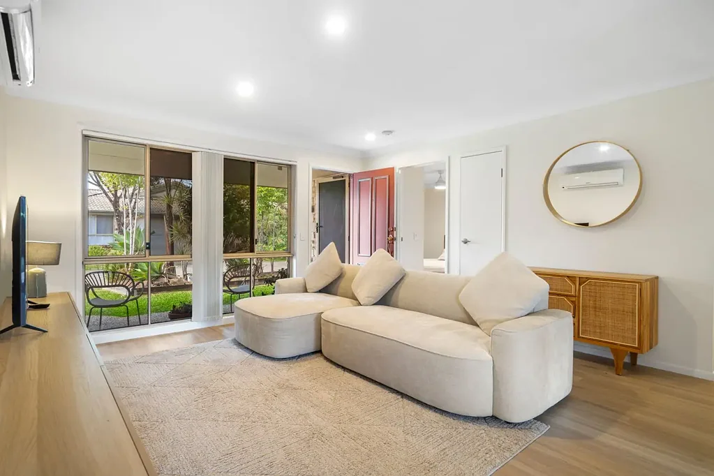 Labrador 3બેડરૂમ Stylishly Renovated Single Level Townhouse in a Central Location