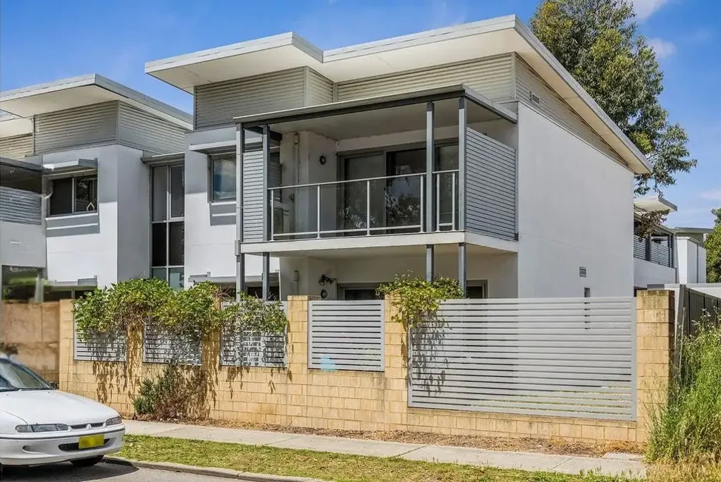 Beckenham 2 Bedroom Apartment Convenience with a Private Backyard - The Best of Both Worlds!