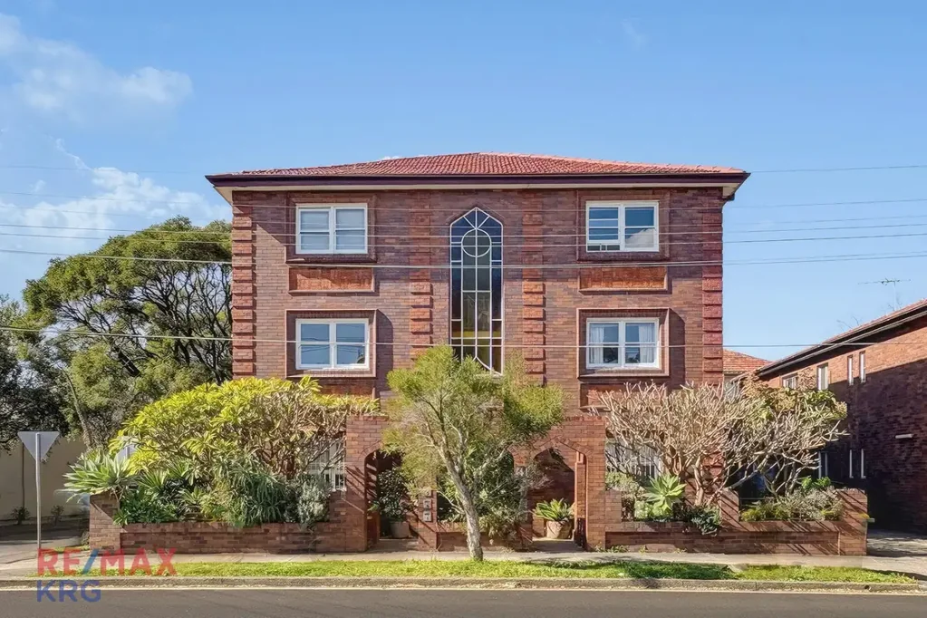 Spacious Art Deco Apartment in Convenient location